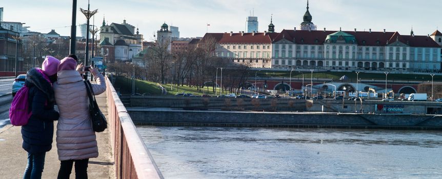 Zamek Królewski w Warszawie, kobiety robią zdjęcie