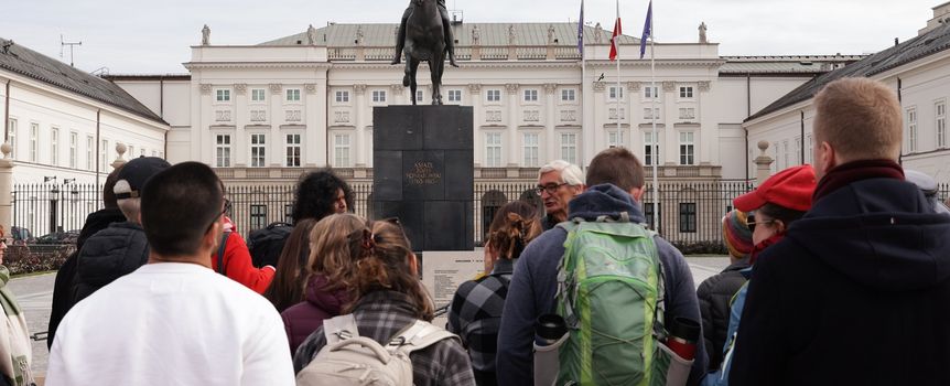 ludzie przed pałacem prezydenckim