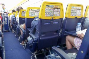 Pasażerowie na pokładzie samolotu Ryanair