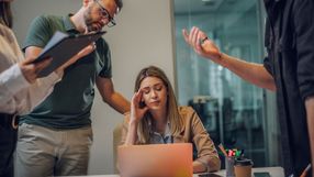 Zmęczona pracowniczka w biurze