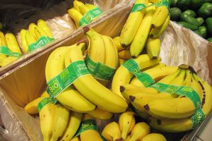 Banany bio w supermarkecie