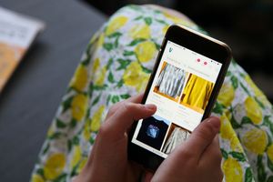 kobieta przeglądająca ogłoszenia na Vinted