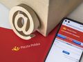 e-nadawca na ekranie smartfona