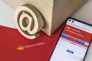 e-nadawca na ekranie smartfona