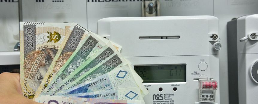 pieniądze i licznik energii elektrycznej