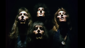Kadr z teledysku piosenki "Bohemian Rapsody" Queen