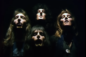 Kadr z teledysku piosenki "Bohemian Rapsody" Queen