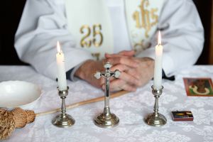 Ksiądz podczas kolędy