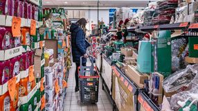 klientka robiąza zakupy w Biedronce