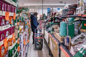 klientka robiąza zakupy w Biedronce