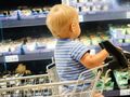 Dziecko w wózku na zakupach w supermarkecie