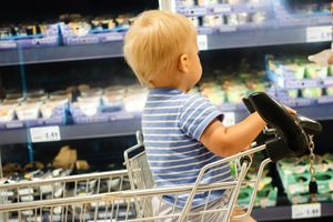 Dziecko w wózku na zakupach w supermarkecie
