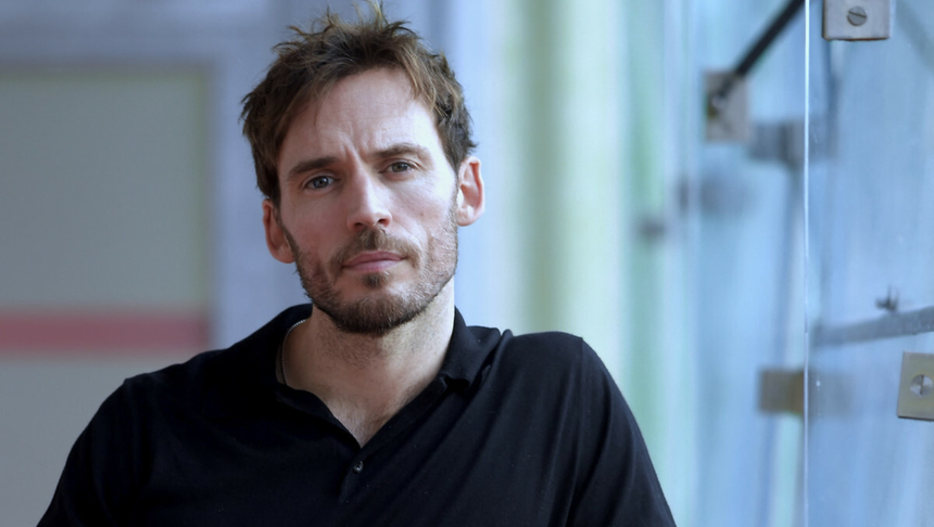 Serial o zemście podbija serca fanów. Sam Claflin odgrzewa klasykę