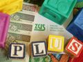 800 zł i napis "plus" z klocków