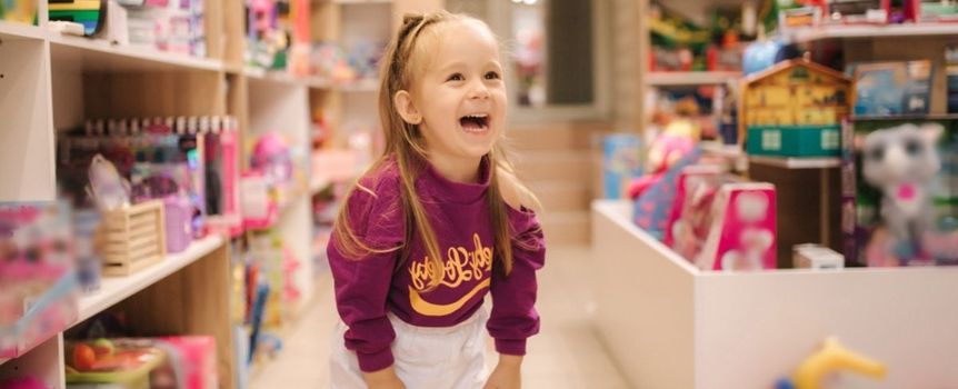 Dziewczynka w sklepie z zabawkami