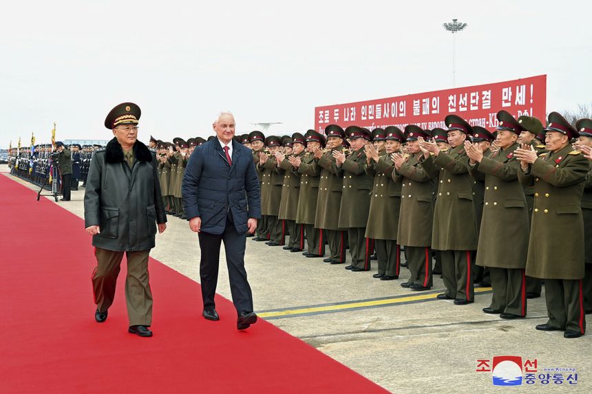 Minister obrony Korei Północnej No Kwang Chol z ministrem obrony Rosji Andriejem Biełousowem w Pjongjangu, 30 listopada 2024 r. 