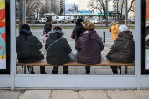 Ludzie na przystanku