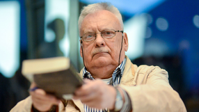 Andrzej Sapkowski z książką