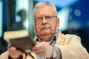 Andrzej Sapkowski z książką