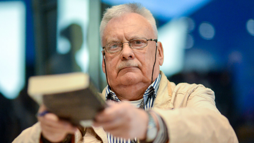Andrzej Sapkowski z książką