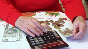 emerytka licząca pieniądze