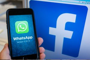 logo Facebook i WhatsApp na telefonie