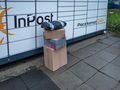 paczki przed paczkomatem