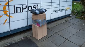 paczki przed paczkomatem