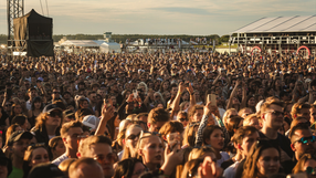 Tłum na festiwalu.