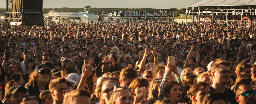 Tłum na festiwalu.
