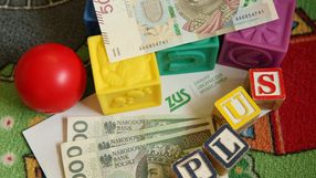 800 zł, koperta z logo ZUS i napis "plus" z klocków