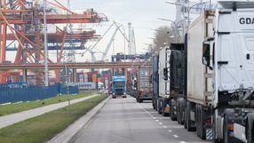 kolejka tirów w porcie