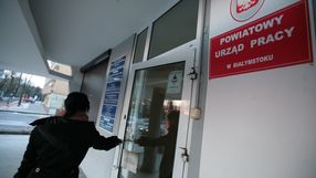 kobieta wchodząca do urzędu pracy