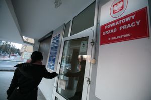 kobieta wchodząca do urzędu pracy