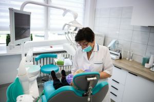 dentystka w gabinecie