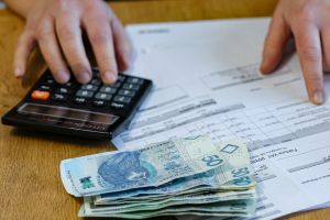 kalkulator, pieniądze i rachunki