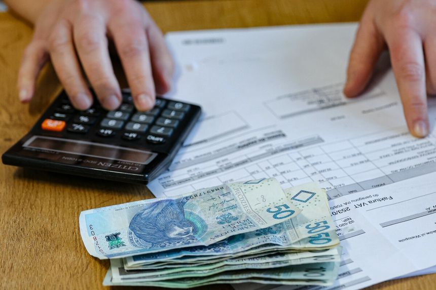 kalkulator, pieniądze i rachunki