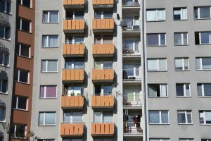 Skąd się bierze dźwięk spadającej kulki w bloku?