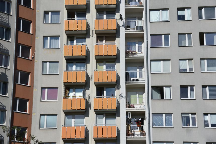Skąd się bierze dźwięk spadającej kulki w bloku?