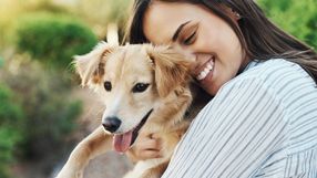 Właścicielka przytula psa 