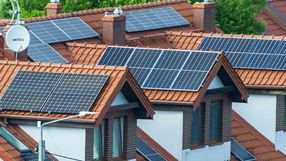 Panele fotowoltaiczne na dachach domów