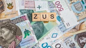 pieniądze i napis ZUS z klocków