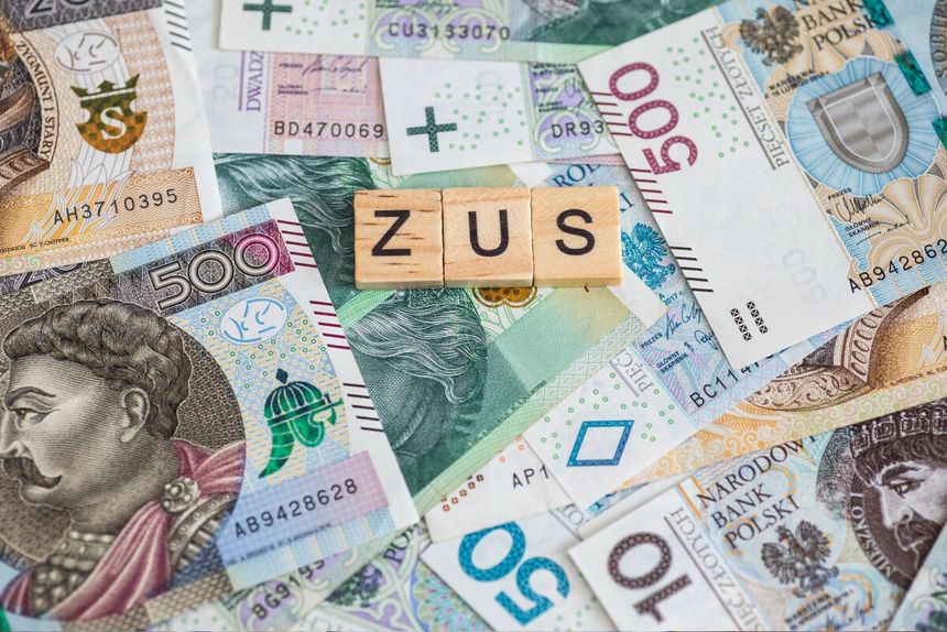 pieniądze i napis ZUS z klocków