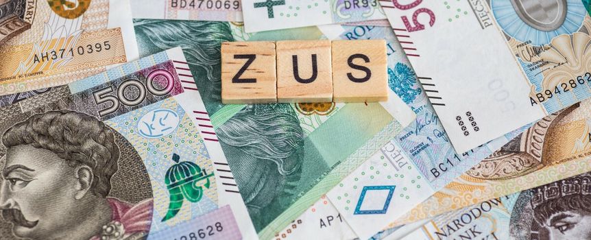 pieniądze i napis ZUS z klocków