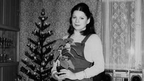 Święta PRL kobieta z choinką