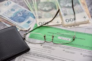 okulary na deklaracji podatkowej