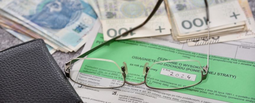 okulary na deklaracji podatkowej