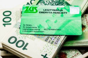 legitymacja emeryta i pieniądze