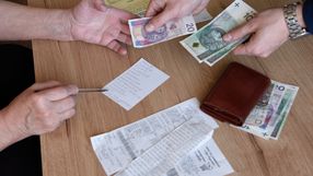 emerytka licząca pieniądze