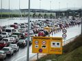 kolejka samochodów przed bramkami na autostradzie